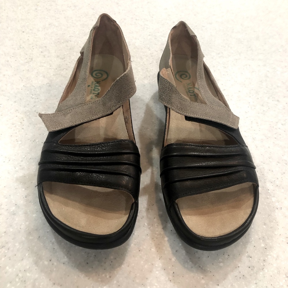 NOAT black and tan sandals